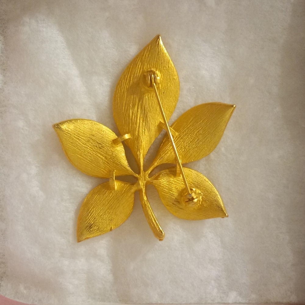 Gold Hawaiian Brooch